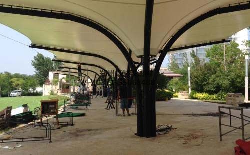 剛剛完工的高爾夫發(fā)球臺膜結構遮陽(yáng)棚