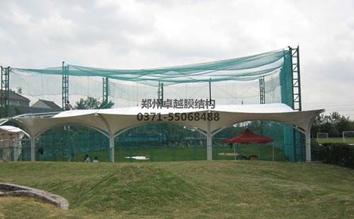 高爾夫發(fā)球臺膜結構雨棚全景實(shí)拍