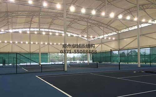 某地網(wǎng)球場(chǎng)膜結構罩棚內部實(shí)拍圖