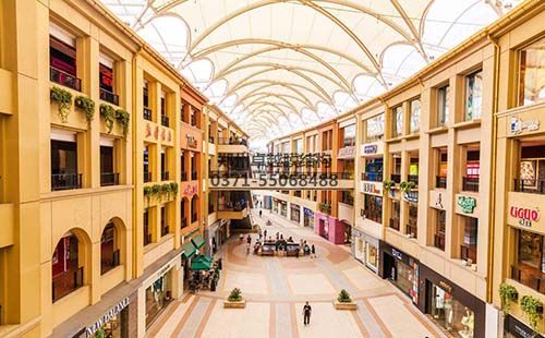 采用拱支形膜結構穹頂的商場(chǎng)廊道