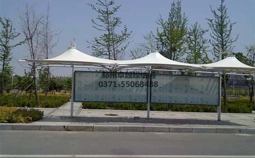 公交站臺膜結構雨棚/遮陽(yáng)棚實(shí)拍圖