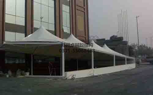 地下車(chē)庫出入口膜結構具有優(yōu)異的自潔性