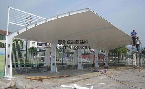 工人正在對膜結構車(chē)棚除銹