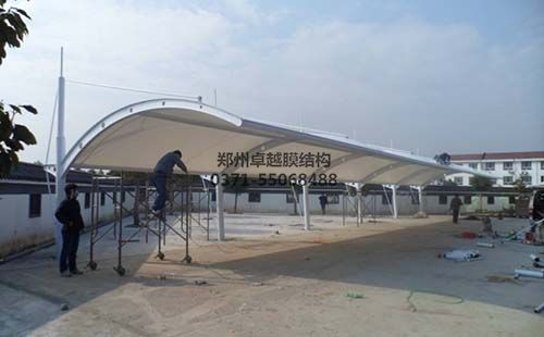 除銹完成防腐作業(yè)中的膜結構車(chē)棚