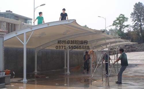 澆水發(fā)測試膜結構車(chē)棚排水是否合理