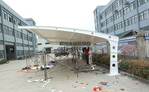 施工中的膜結構車(chē)棚
