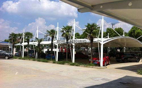 設計合理維護得當的膜結構車(chē)棚