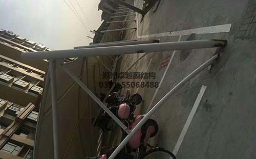 出現倒塌事故的膜結構車(chē)棚