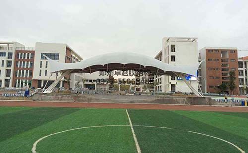 某學(xué)校施工中的膜結構看臺