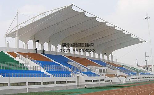 工人正在對某高校膜結構看臺進(jìn)行維護