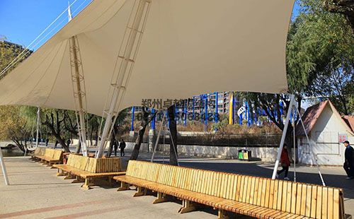 應用了多種支承結構的膜結構遮陽(yáng)棚