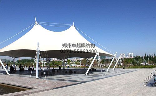此膜結構景觀(guān)棚應用了多種桅桿形式做支承