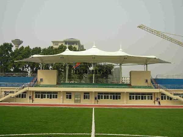 巍山<font color='red'>膜結構看臺</font>主席臺雨棚施工安裝