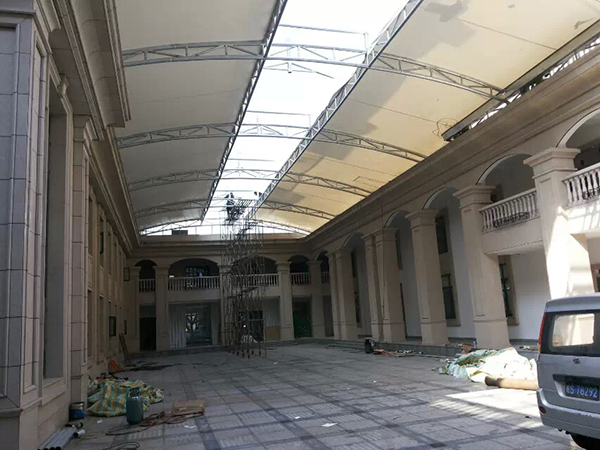 <font color='red'>膜結構車(chē)棚</font>常用膜材是PVC／PVDF膜材性能詳介