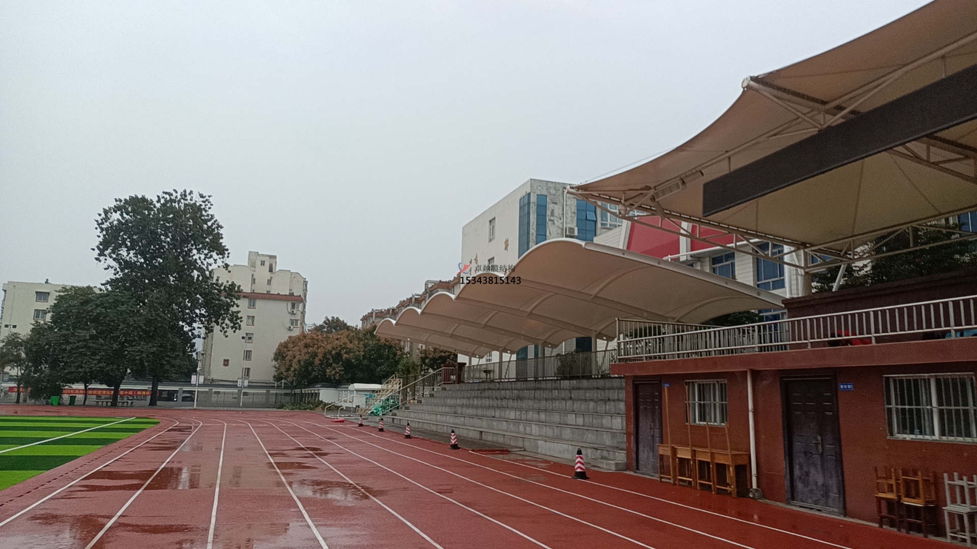 學(xué)校田徑場(chǎng)<font color='red'>膜結構看臺</font>遮陽(yáng)棚如何選擇材料？不同材料對其性能有何影響？