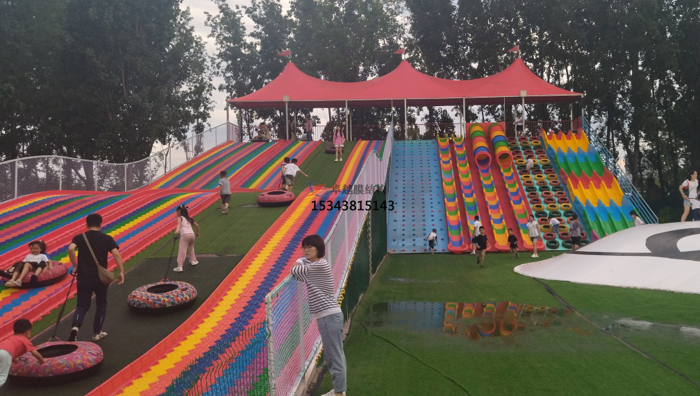 洛陽(yáng)滑世界橘紅色<font color='red'>張拉膜結構</font>生產(chǎn)