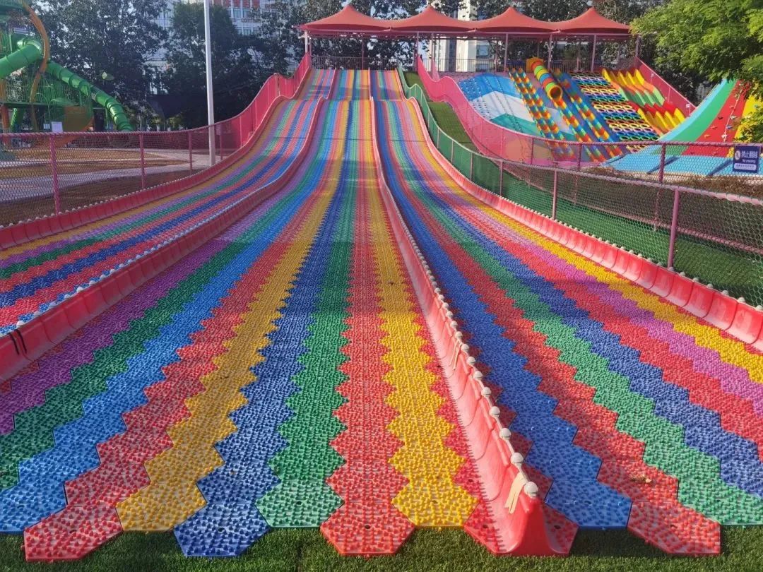 三門(mén)峽滑世界橘紅色<font color='red'>張拉膜結構</font>生產(chǎn)