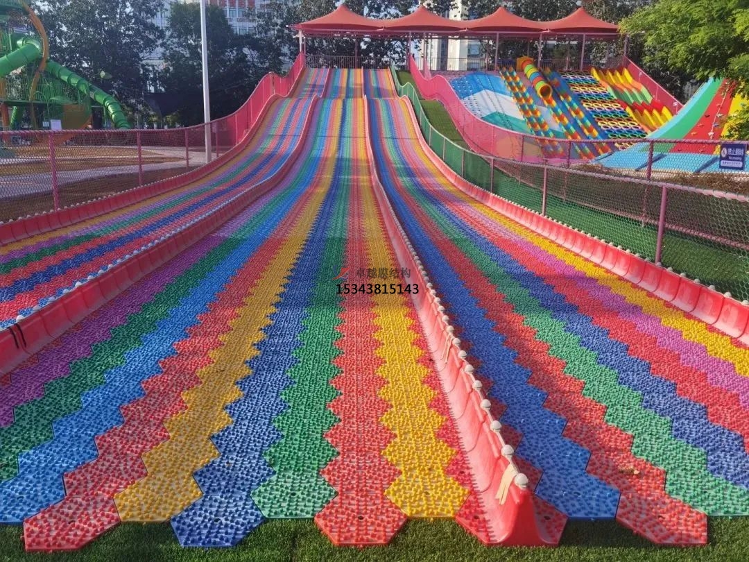 南陽(yáng)滑世界橘紅色<font color='red'>張拉膜結構</font>生產(chǎn)