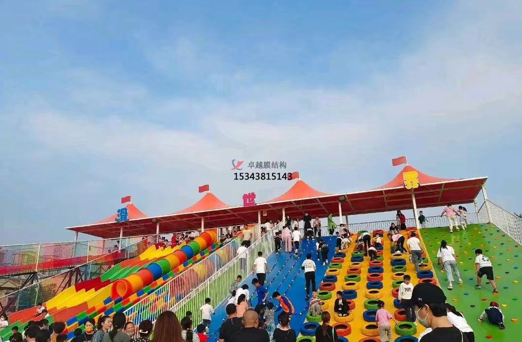 商丘滑世界橘紅色<font color='red'>張拉膜結構</font>生產(chǎn)