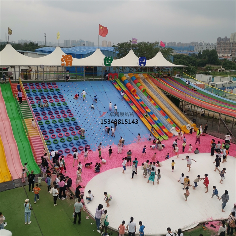 重慶滑世界橘紅色<font color='red'>張拉膜結構</font>生產(chǎn)